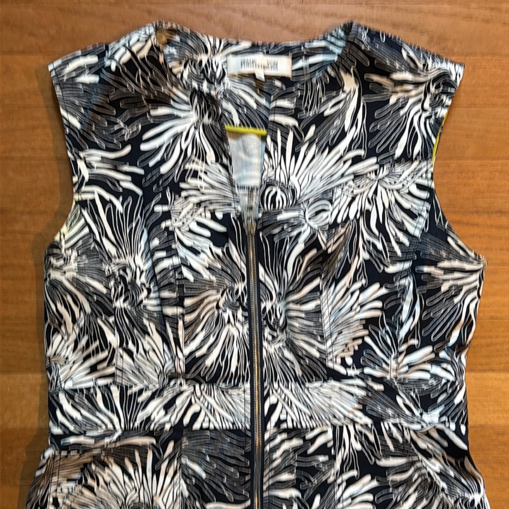 DVF black and white floral print zip-front sheath dress - Picture 4 of 8